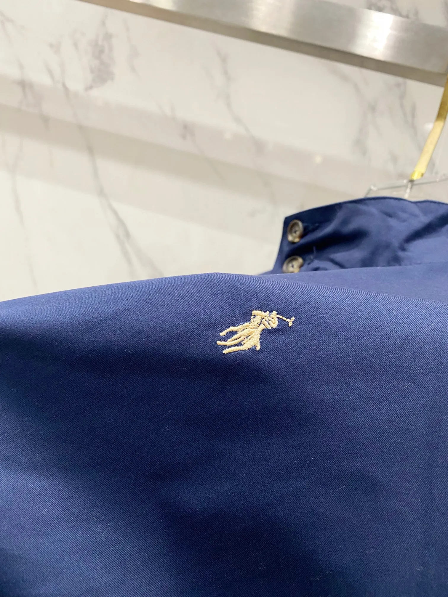 P290 -Ralph Lauren/Ralph Lauren classic three-color men's and women's old cadre zipper stand collar jacket - the same style as Yi Mengling. Recommended by many fashion bloggers, the Harrington jacket's lapel zipper windproof design perfectly blends casual style and street trend elements, and is very suitable for neutral wear. The fabric texture of the jacket is excellent and comfortable to wear. It is a very versatile and trendy jacket. Original development, 100% pure cotton fabric, exquisite embroidery, evergreen style for all seasons, feel free to buy it, retro will never go out of style!  Color: Black Navy Khaki Size: /M/L/XL M: Shoulder Width 52, Clothing Length 70, Bust 122 Sleeve Length 66 L: Shoulder Width 53, Clothing Length 72, Bust 126 Sleeve Length 67.5 XL: Shoulder Width 54, Clothing Length 74, Bust 130 Sleeve Length 69